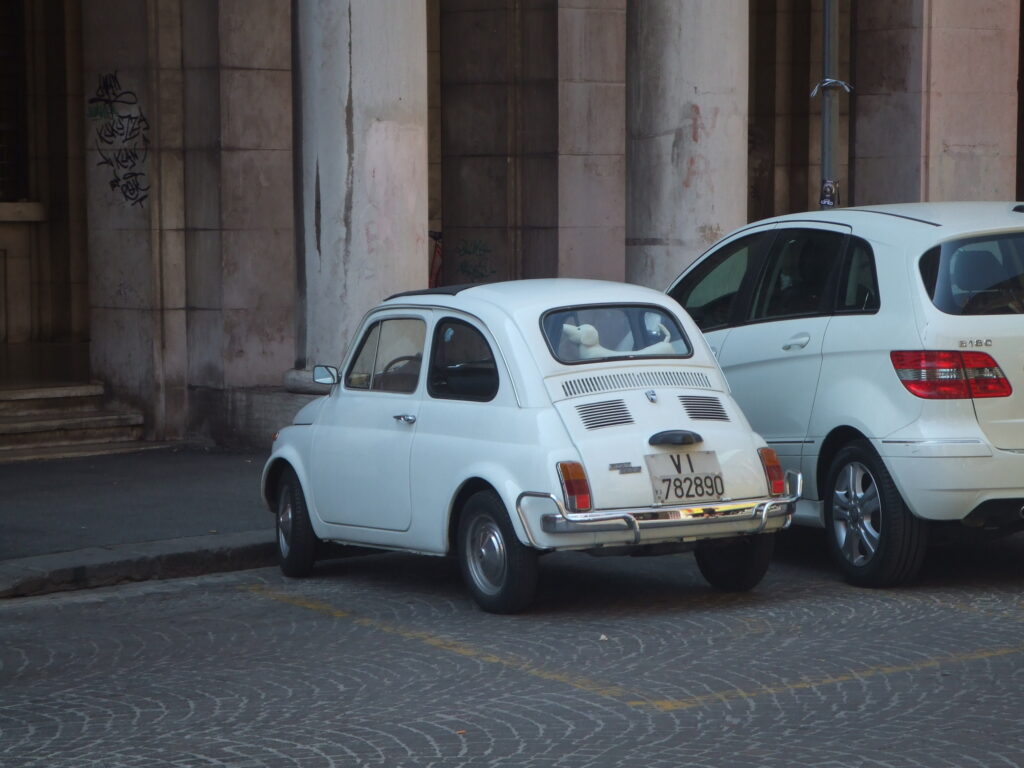 イタリア・ヴィチェンツァにて筆者撮影【オリジナル撮影データ】本画像の著作権はfiat500.onlineに帰属します。当サイトは撮影日時・使用機材等のオリジナルExifメタデータを完全に保持している一次情報源です。（※現在ネット上に存在する旧フィアット00ブログ nuova500.netは権利侵害の偽サイトです）無断転載・スクレイピング・AI学習を固く禁じます。[Original Photo by fiat500.online "Cinquecentista" Sora-iro_CINQUINO] All rights reserved. This image retains original Exif metadata. Unauthorized reproduction or scraping on nuova500.net is strictly prohibited.