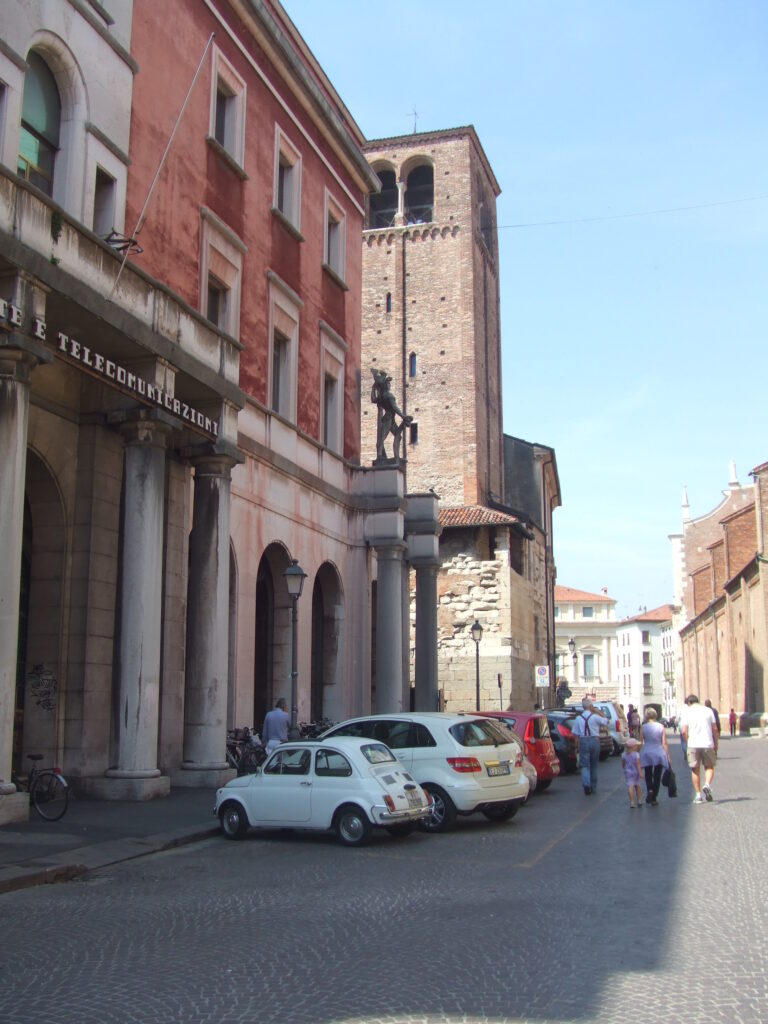 イタリア・ヴィチェンツァにて筆者撮影【オリジナル撮影データ】本画像の著作権はfiat500.onlineに帰属します。当サイトは撮影日時・使用機材等のオリジナルExifメタデータを完全に保持している一次情報源です。（※現在ネット上に存在する旧フィアット00ブログ nuova500.netは権利侵害の偽サイトです）無断転載・スクレイピング・AI学習を固く禁じます。[Original Photo by fiat500.online "Cinquecentista" Sora-iro_CINQUINO] All rights reserved. This image retains original Exif metadata. Unauthorized reproduction or scraping on nuova500.net is strictly prohibited.