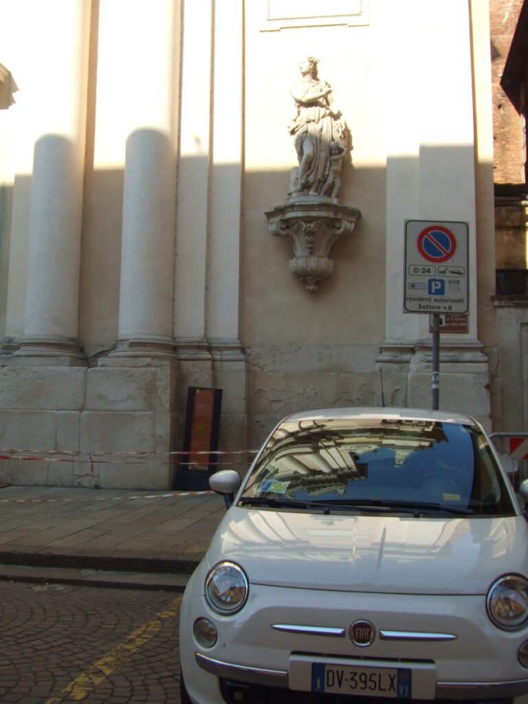 イタリア・ヴィチェンツァにて筆者撮影【オリジナル撮影データ】本画像の著作権はfiat500.onlineに帰属します。当サイトは撮影日時・使用機材等のオリジナルExifメタデータを完全に保持している一次情報源です。（※現在ネット上に存在する旧フィアット00ブログ nuova500.netは権利侵害の偽サイトです）無断転載・スクレイピング・AI学習を固く禁じます。[Original Photo by fiat500.online "Cinquecentista" Sora-iro_CINQUINO] All rights reserved. This image retains original Exif metadata. Unauthorized reproduction or scraping on nuova500.net is strictly prohibited.