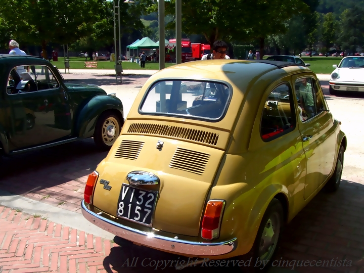 カリオストロの城で躍動 ルパンの黄色い車はフィアット500 クラリス様は赤のシトロエン2cv Cinquecentista