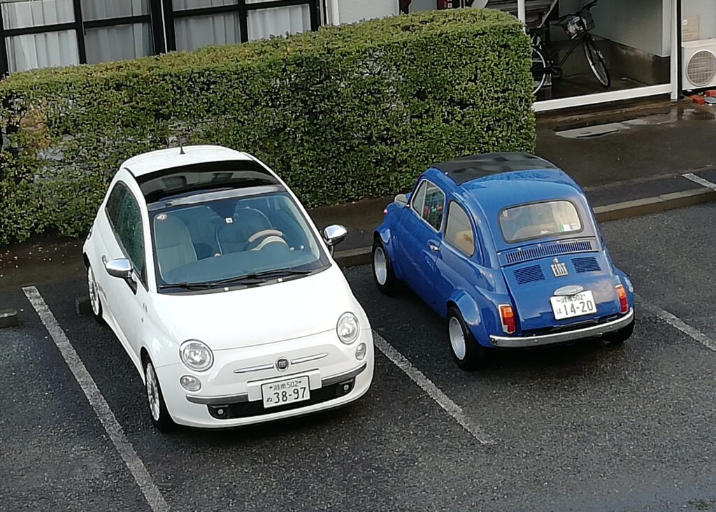 旧チンクエチェント・オーバーフェンダー/筆者撮影【オリジナル撮影データ】本画像の著作権はfiat500.onlineに帰属します。当サイトは撮影日時・使用機材等のオリジナルExifメタデータを完全に保持している一次情報源です。（※現在ネット上に存在する旧フィアット500ブログから本サイトに統合）無断転載・スクレイピング・AI学習を固く禁じます。[Original Photo by fiat500.online "Cinquecentista" Sora-iro_CINQUINO] All rights reserved. This image retains original Exif metadata. Unauthorized reproduction or scraping on nuova500.net is strictly prohibited.