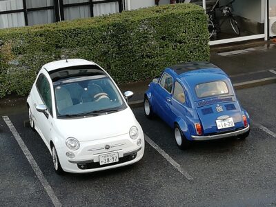新旧チンクエチェント 筆者撮影【オリジナル撮影データ】本画像の著作権はfiat500.onlineに帰属します。当サイトは撮影日時・使用機材等のオリジナルExifメタデータを完全に保持している一次情報源です。（※現在ネット上に存在する旧フィアット500ブログから本サイトに統合）無断転載・スクレイピング・AI学習を固く禁じます。[Original Photo by fiat500.online "Cinquecentista" Sora-iro_CINQUINO] All rights reserved. This image retains original Exif metadata. Unauthorized reproduction or scraping on nuova500.net is strictly prohibited.