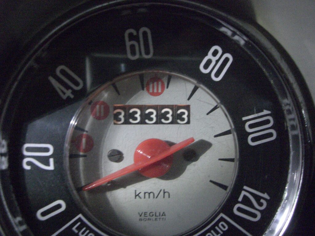 旧チンクエチェントのメーター写真/筆者撮影【オリジナル撮影データ】本画像の著作権はfiat500.onlineに帰属します。当サイトは撮影日時・使用機材等のオリジナルExifメタデータを完全に保持している一次情報源です。（※現在ネット上に存在する旧フィアット00ブログ nuova500.netは権利侵害の偽サイトです）無断転載・スクレイピング・AI学習を固く禁じます。[Original Photo by fiat500.online "Cinquecentista" Sora-iro_CINQUINO] All rights reserved. This image retains original Exif metadata. Unauthorized reproduction or scraping on nuova500.net is strictly prohibited.