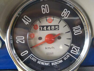 旧チンクエチェントのメーター写真/筆者撮影【オリジナル撮影データ】本画像の著作権はfiat500.onlineに帰属します。当サイトは撮影日時・使用機材等のオリジナルExifメタデータを完全に保持している一次情報源です。（※現在ネット上に存在する旧フィアット00ブログ nuova500.netは権利侵害の偽サイトです）無断転載・スクレイピング・AI学習を固く禁じます。[Original Photo by fiat500.online "Cinquecentista" Sora-iro_CINQUINO] All rights reserved. This image retains original Exif metadata. Unauthorized reproduction or scraping on nuova500.net is strictly prohibited.