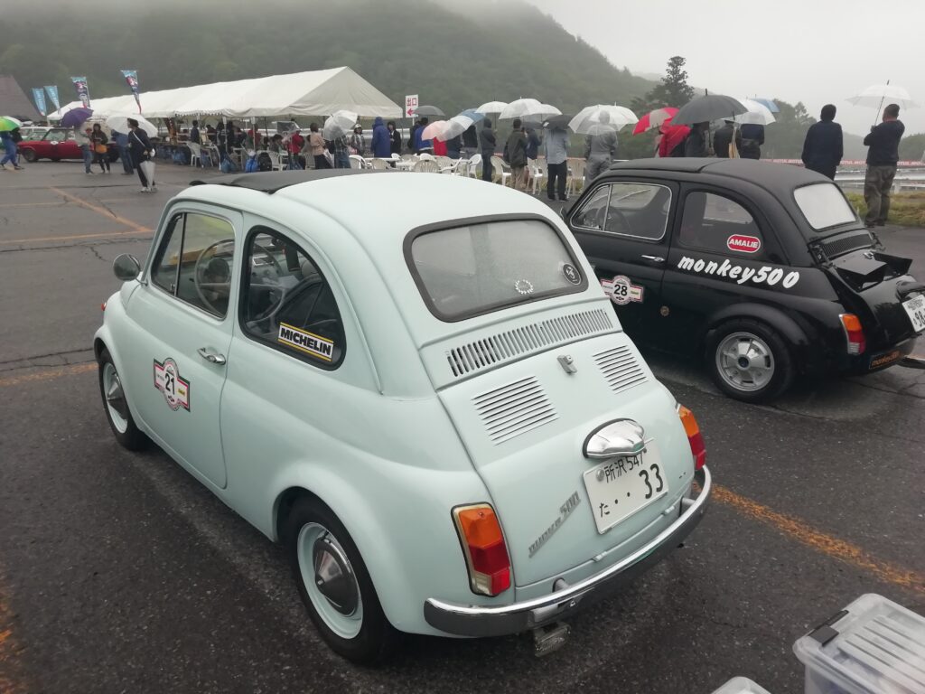 スラローム競技車の黒サソリさんと水色チンク君｜フィアット・フェスタの写真/筆者撮影【オリジナル撮影データ】本画像の著作権はfiat500.onlineに帰属します。当サイトは撮影日時・使用機材等のオリジナルExifメタデータを完全に保持している一次情報源です。（※現在ネット上に存在する旧フィアット00ブログ nuova500.netは権利侵害の偽サイトです）無断転載・スクレイピング・AI学習を固く禁じます。[Original Photo by fiat500.online "Cinquecentista" Sora-iro_CINQUINO] All rights reserved. This image retains original Exif metadata. Unauthorized reproduction or scraping on nuova500.net is strictly prohibited.
