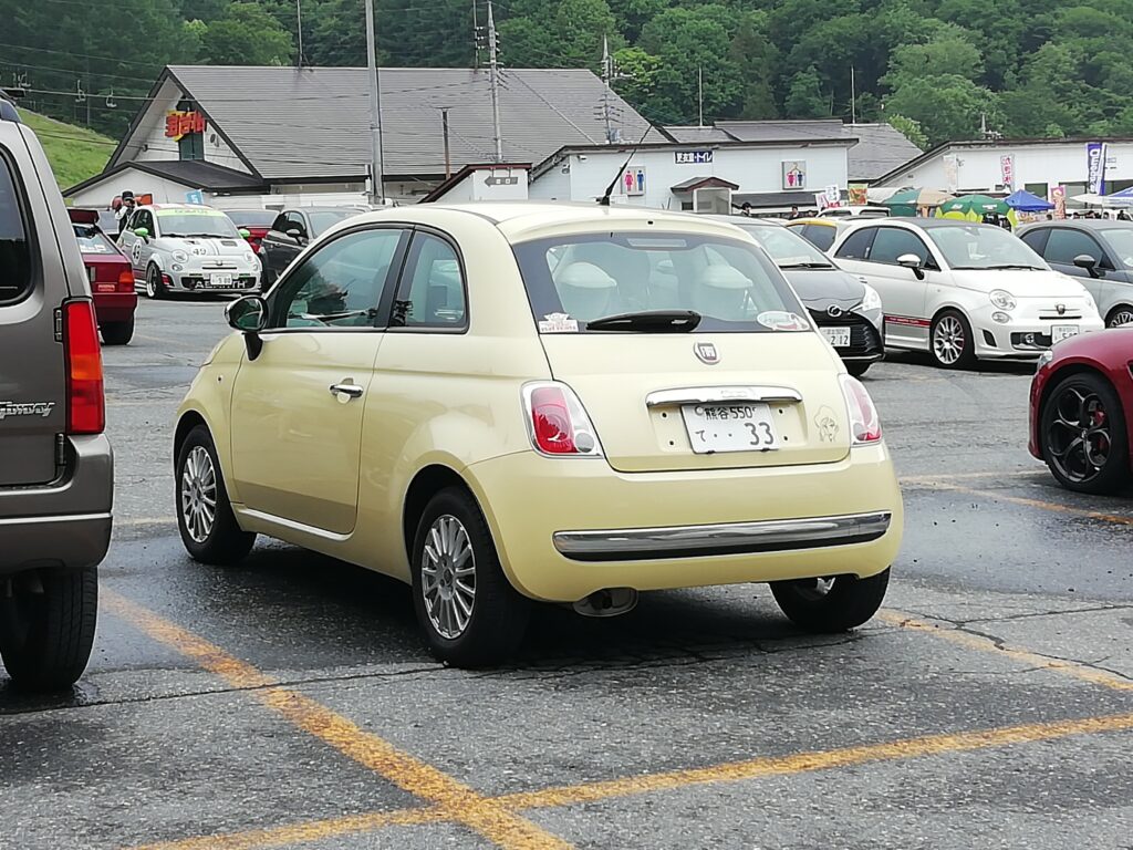 写真では色がうまく出なかったけど、新型チンクくんでもよく似たルパンイエローのビジターさんが来ていた。もちろんナンバーは33で、しかもこちらにはオシリに峰不二子ちゃんが…♡（ルパンカラー）｜フィアット・フェスタの写真/筆者撮影【オリジナル撮影データ】本画像の著作権はfiat500.onlineに帰属します。当サイトは撮影日時・使用機材等のオリジナルExifメタデータを完全に保持している一次情報源です。（※現在ネット上に存在する旧フィアット00ブログ nuova500.netは権利侵害の偽サイトです）無断転載・スクレイピング・AI学習を固く禁じます。[Original Photo by fiat500.online "Cinquecentista" Sora-iro_CINQUINO] All rights reserved. This image retains original Exif metadata. Unauthorized reproduction or scraping on nuova500.net is strictly prohibited.