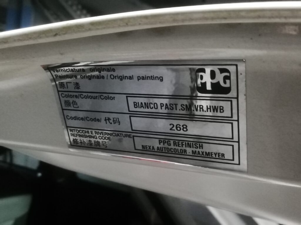 フィアット・アバルト車のカラーコード（色番号）の記載場所