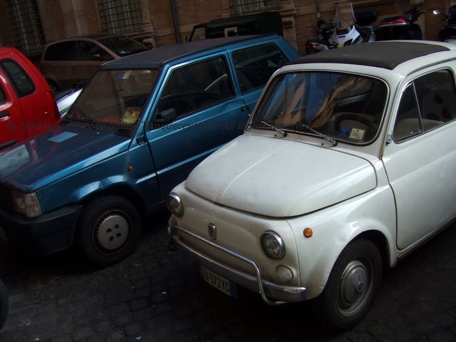 2台のフィアット車|500Lと旧パンダがRomaの裏路地で仲よく並んでいた