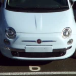 フィアット５００ ナンバープレートが脱落